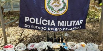 Três pessoas morreram após um ataque a tiros em São Gonçalo. Polícia investiga motivação e busca identificar responsáveis.