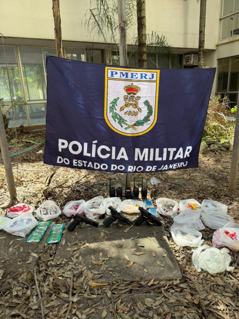 Três pessoas morreram após um ataque a tiros em São Gonçalo. Polícia investiga motivação e busca identificar responsáveis.