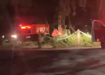 Corpo de homem é localizado no Canal de Bambuí em Maricá e caso mobiliza equipes de resgate e autoridades para investigação.