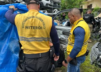 Operação em Niterói promove a interdição de depósito irregular de peças de veículos