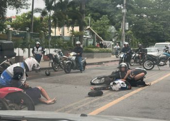 Motociclista foge de abordagem, provoca acidente e é preso em São Gonçalo