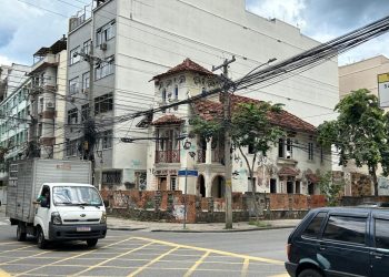 Operação na Tijuca reforça fiscalização de casarão centenário com risco à saúde pública