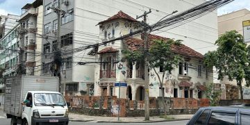 Operação na Tijuca reforça fiscalização de casarão centenário com risco à saúde pública