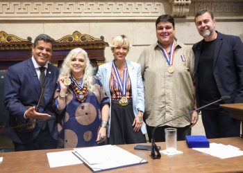 Gabriel da Muda recebe Medalha Pedro Ernesto por contribuição à cultura carioca