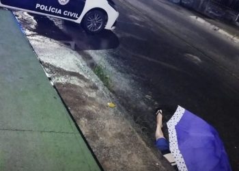 Homem morre ao ser atingido por tiros durante troca de tiros entre policiais e criminosos em São Gonçalo