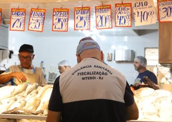 Vigilância Sanitária de Niterói realiza fiscalização no Mercado São Pedro antes da Semana Santa
