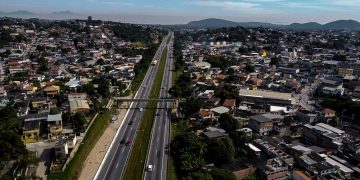 Polícia realiza operação no Salgueiro em São Gonçalo; três policiais feridos e escolas fechadas