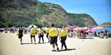 Niterói realiza Operação Verão 2025/2026 para fiscalizar praias, removendo irregularidades e garantindo segurança