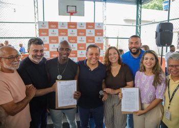 Prefeitura de Niterói entrega títulos de propriedade a 156 famílias do Viçoso Jardim