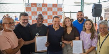 Prefeitura de Niterói entrega títulos de propriedade a 156 famílias do Viçoso Jardim