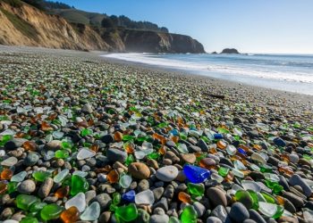 Fábrica natural de pedras coloridas: a transformação da praia de vidro em Califórnia
