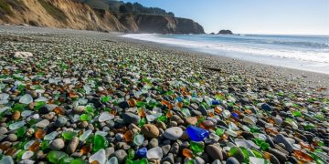 Fábrica natural de pedras coloridas: a transformação da praia de vidro em Califórnia
