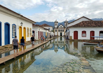 Paraty: cidade colonial tombada pela UNESCO com ruas que a maré invada há séculos