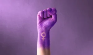 Data destaca conquistas femininas e reforça a urgência de combater a violência contra a mulher com políticas públicas e conscientização.