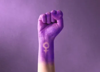 Data destaca conquistas femininas e reforça a urgência de combater a violência contra a mulher com políticas públicas e conscientização.