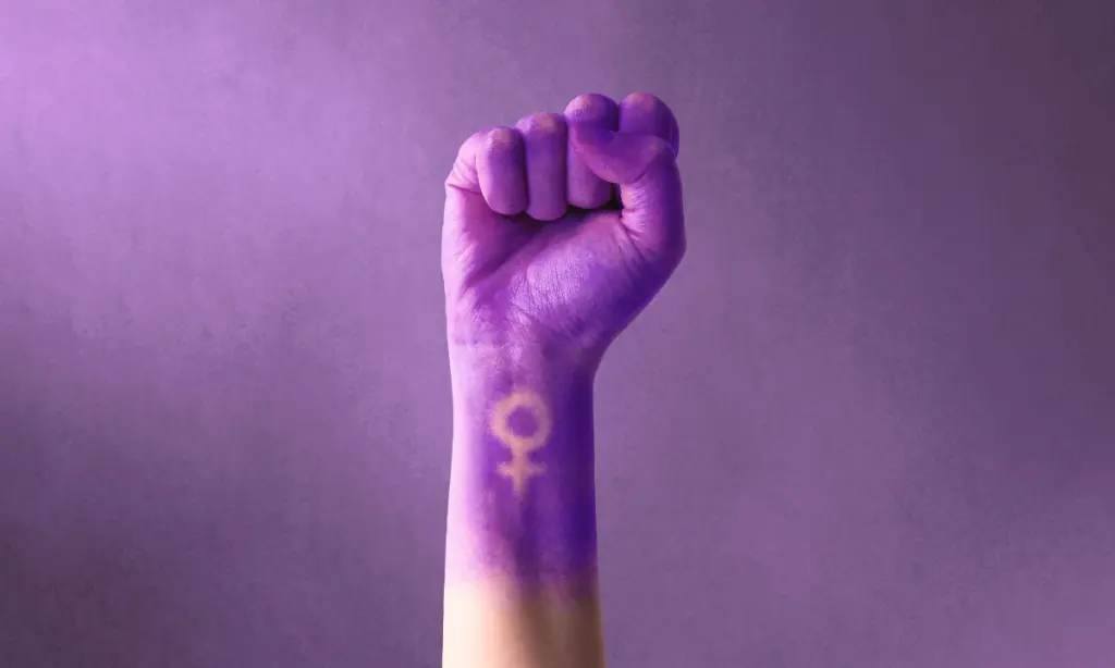 Data destaca conquistas femininas e reforça a urgência de combater a violência contra a mulher com políticas públicas e conscientização.