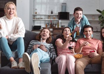 Lanche prático para noites de filme inclui sanduíche de forno e petiscos simples