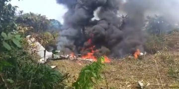 Avião militar da Colômbia cai após decolagem, com 125 pessoas a bordo