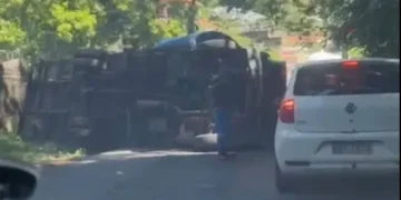 Caminhão tomba na Serra da Tiririca e parcialidade impede trânsito na região