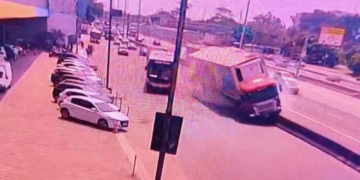 Caminhão perde o controle na Avenida Brasil, quase atingindo ônibus e causando congestionamento