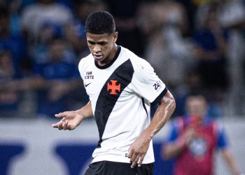 Cauan Barros marca dois gols, mas é expulso no empate do Vasco com Cruzeiro