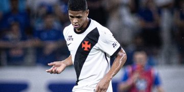 Cauan Barros marca dois gols, mas é expulso no empate do Vasco com Cruzeiro
