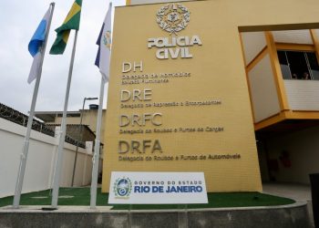 Criminoso ligado ao tráfico é preso em Nova Iguaçu com arma e rádio na Baixada