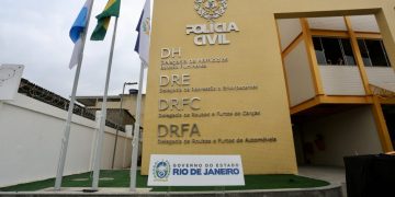 Criminoso ligado ao tráfico é preso em Nova Iguaçu com arma e rádio na Baixada