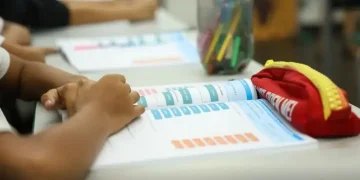 Brasil registra 66% de crianças alfabetizadas na idade ideal em 2024, aponta avanço e desafios