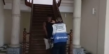 Homem é preso por agressão e ameaças à esposa no centro de Niterói; projeto aumenta uso de tornozeleira eletrônica em casos de risco