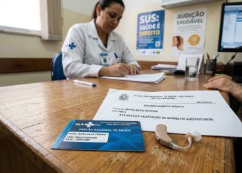 Governo oferece acesso gratuito a aparelhos auditivos pelo SUS com acompanhamento especializado