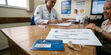 Governo oferece acesso gratuito a aparelhos auditivos pelo SUS com acompanhamento especializado