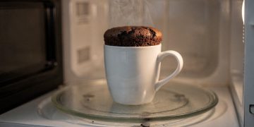 Bolo de caneca no micro-ondas oferece preparação rápida, prática e porções individuais