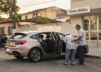 Motoristas particulares em Niterói oferecem transporte seguro para idosos com tarifas variáveis