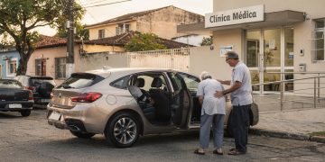 Motoristas particulares em Niterói oferecem transporte seguro para idosos com tarifas variáveis
