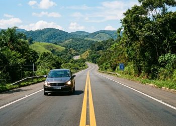 Regras de uso de farol baixo mudam em rodovias de pista simples no Brasil