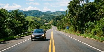 Regras de uso de farol baixo mudam em rodovias de pista simples no Brasil
