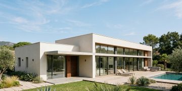 Telhado embutido em casas modernas exige atenção à drenagem para evitar infiltrações