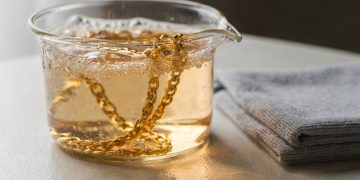 Cuidados essenciais para limpar e preservar joias de ouro 22k sem riscos