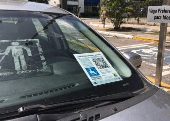 Emissão digital gratuita da credencial de estacionamento para idosos no Brasil facilita acesso às vagas reservadas