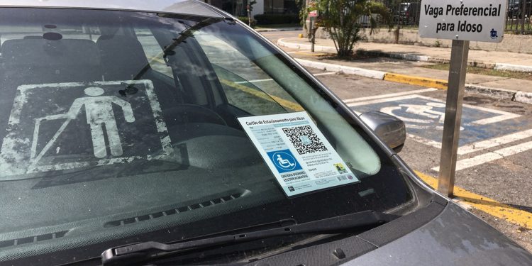 Emissão digital gratuita da credencial de estacionamento para idosos no Brasil facilita acesso às vagas reservadas