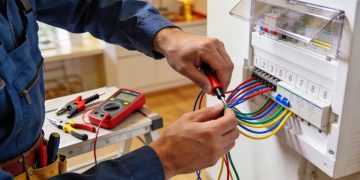 Renovação elétrica em imóveis antigos reduz custos e aumenta a segurança residencial