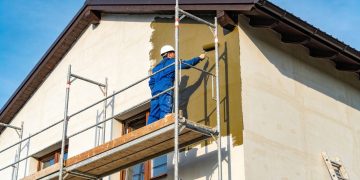 Tinta emborrachada é solução eficiente contra umidade e fissuras em fachadas de casas de dois andares em Niterói