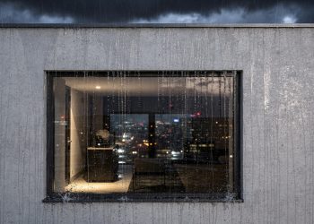 Janela sem beiral em fachadas modernas requer atenção a impermeabilização e drenagem