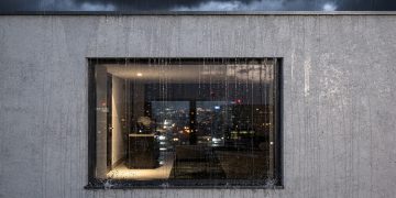 Janela sem beiral em fachadas modernas requer atenção a impermeabilização e drenagem