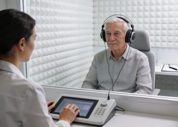 Saúde auditiva e envelhecimento: importância do tratamento precoce para prevenir demência