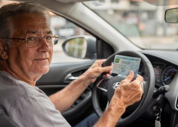 Renovação da CNH de idosos tem prazos e custos diferenciados para garantir segurança no trânsito