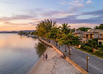 Praia do Sudoeste, em São Pedro da Aldeia, destaca-se por tranquilidade, alta qualidade e valorização imobiliária