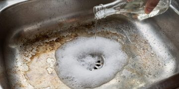 Técnica simples com vinagre, bicarbonato e detergente limpa pias de inox e granito