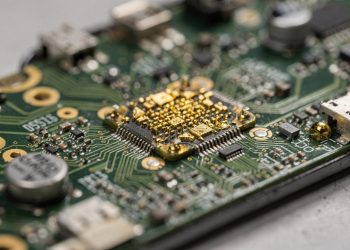 Extração de ouro de celulares movimenta bilhões e exige descarte responsável